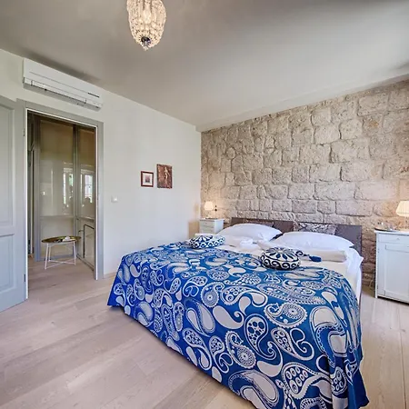 Artemis Villa Vis