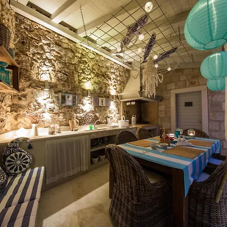 Artemis Villa Vis